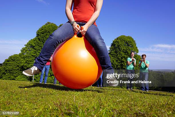 teams racing on exercises balls - hoppity horse 個照片及圖片檔