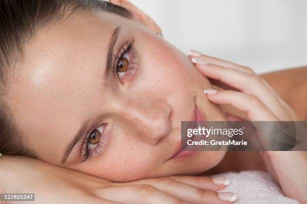 close up of woman's smiling face - pessoas bonitas imagens e fotografias de stock
