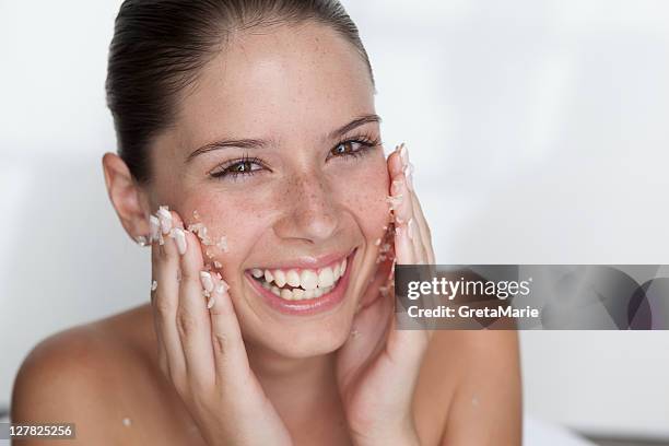 woman scrubbing sugar on her face - body scrub bildbanksfoton och bilder