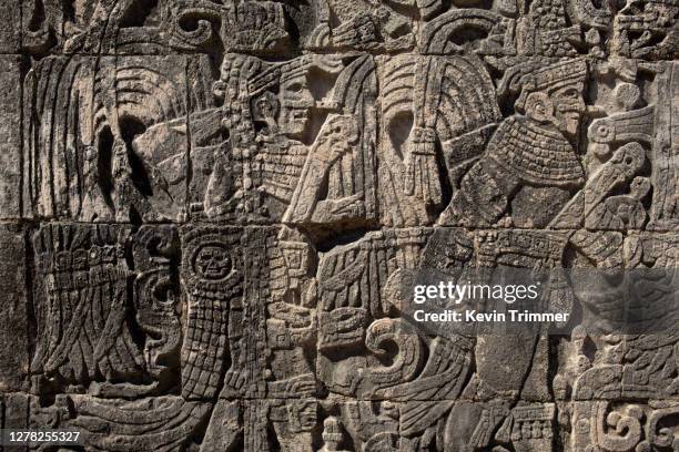 stone relief carvings at the mayan ruins of chichén itzá - maya fotografías e imágenes de stock