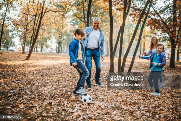 familie spielt fußball stock foto - family soccer stock-fotos und bilder