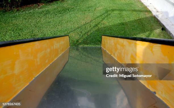 yellow slide - rutsche stock-fotos und bilder
