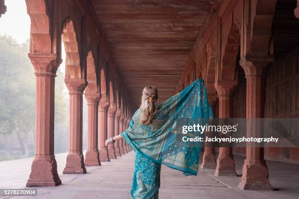 dancing in arches inside taj mahal , delhi , india - delhi foto e immagini stock