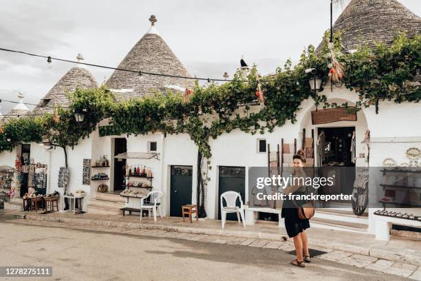 toerist die in alberobello loopt - bari italy stockfoto's en -beelden