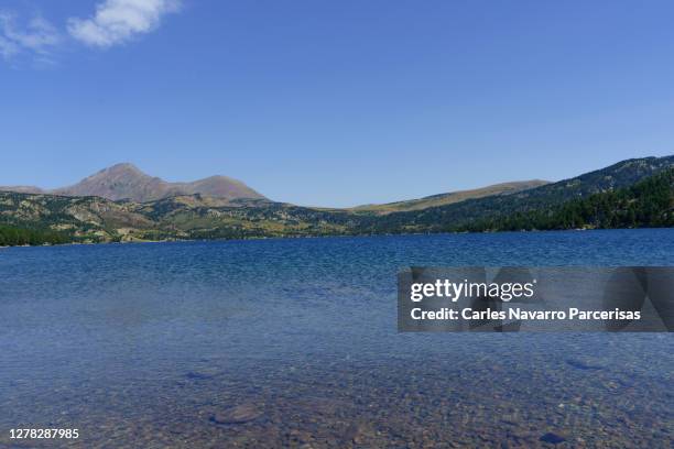 lake with the blue water surrounded by mountain peaks. french pyrenees in font romeu - wilderness font stock pictures, royalty-free photos & images