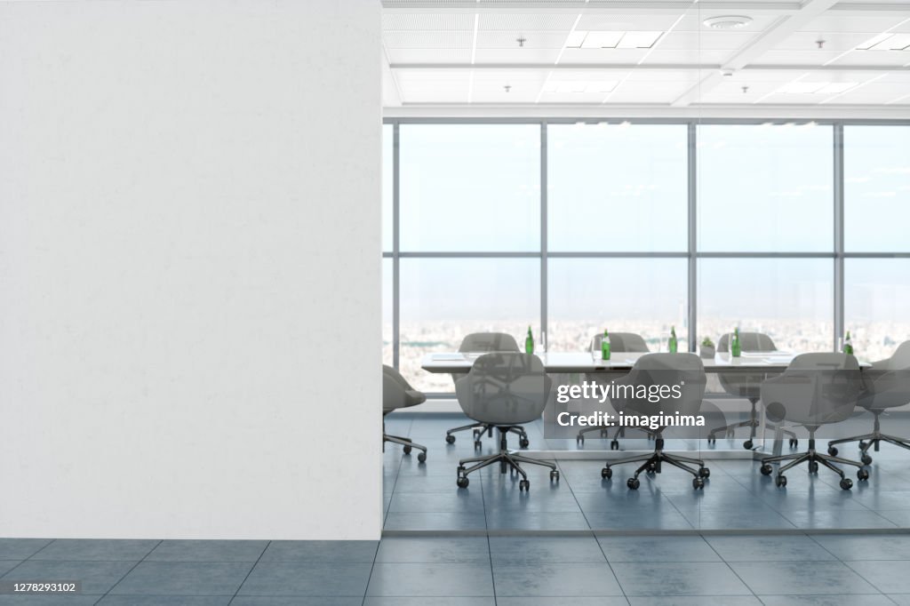 白い空白の壁を持つモダンな空のオフィスルーム