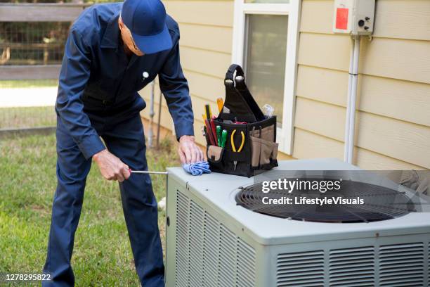 teknikertjänster utanför ac-enheter och generator. - service technician bildbanksfoton och bilder