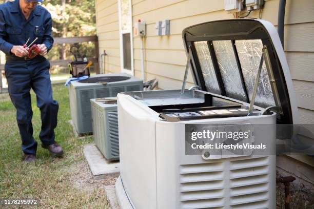 teknikertjänster utanför ac-enheter och generator. - generator bildbanksfoton och bilder
