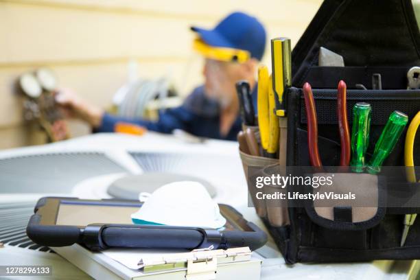 services de technicien à l’extérieur des unités ac et du générateur. - tools essentials photos et images de collection