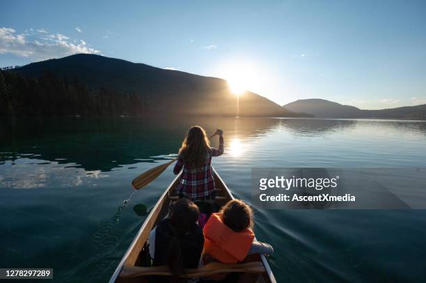 canoa familiar en un impresionante lago de montaña - kamloops fotografías e imágenes de stock