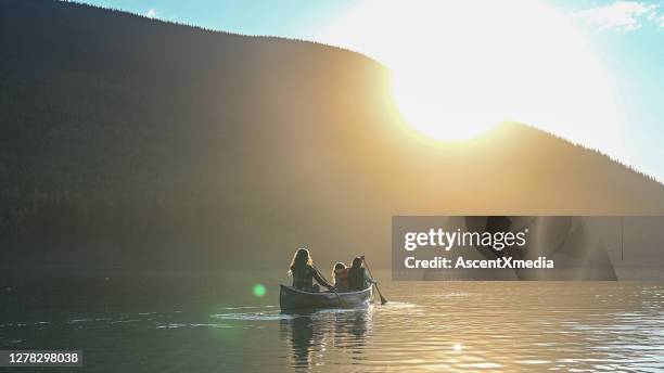 canoa di famiglia su uno splendido lago di montagna - kamloops foto e immagini stock