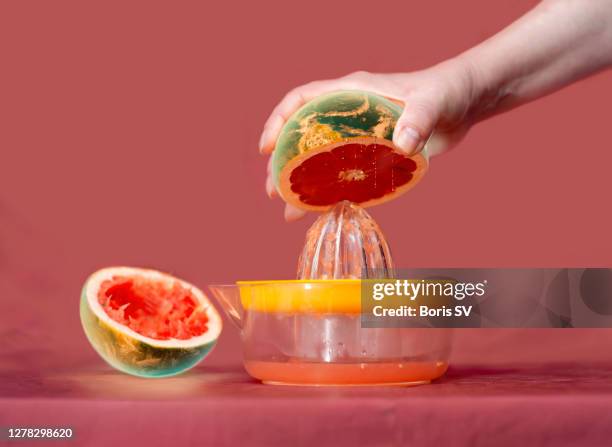 squeezing earth - cuisine du monde photos et images de collection