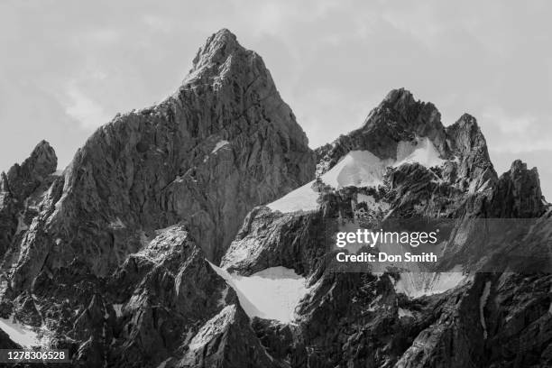 cathedral peaks, grand teton range - cathedral imagens e fotografias de stock