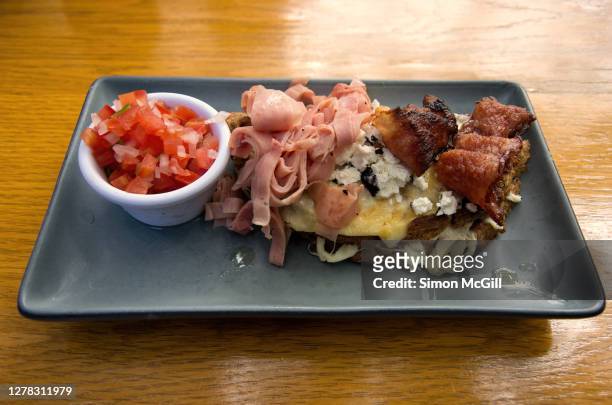 waffle with three cheeses, bacon, turkey ham and pico de gallo - ugly turkey 個照片及圖片檔