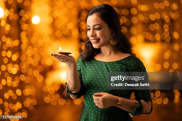 junge frau diwali feiern - stockfoto - diya oil lamp stock-fotos und bilder