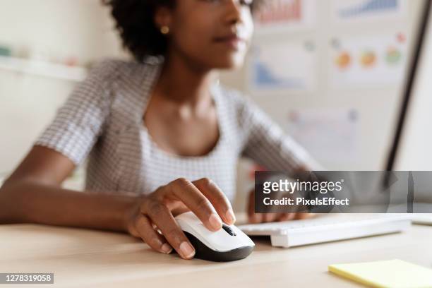 sluit omhoog van een bedrijfsvrouw die de muis van de computer gebruikt - close up computer mouse stockfoto's en -beelden