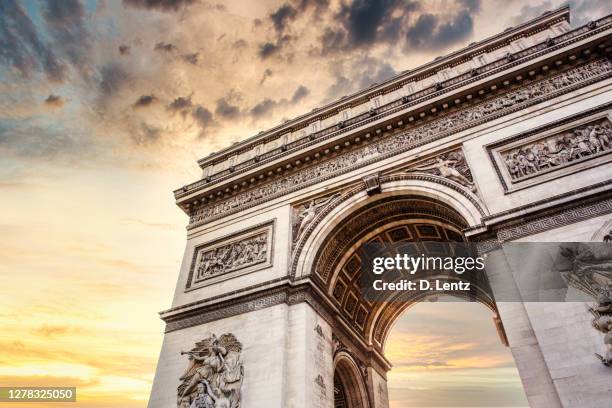 arc de triomphe bij nacht - avenue champs élysées stockfoto's en -beelden