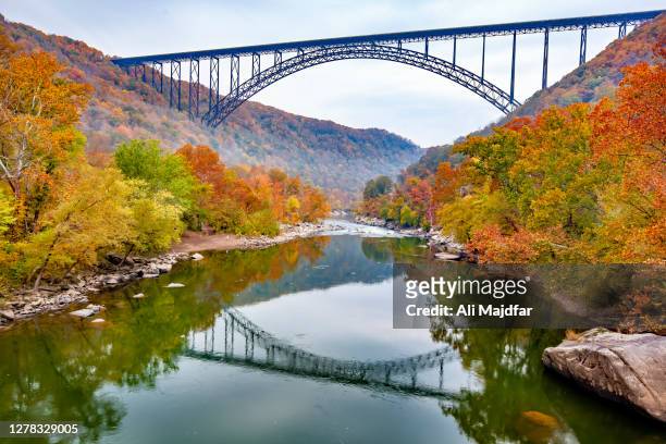 new river gorge bridge in autumn - ali mountains stock-fotos und bilder