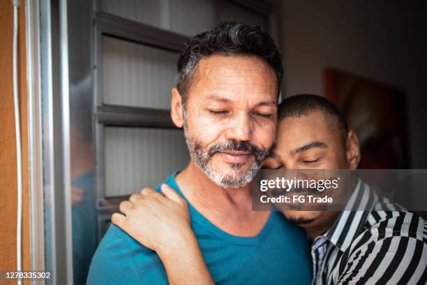 retrato de una pareja homosexual en casa - brazil open fotografías e imágenes de stock