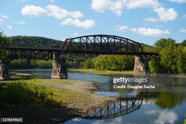 railroad truss bridge over the river bend - rio allegheny imagens e fotografias de stock