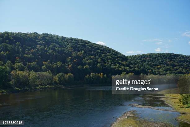 allegheny river alongside the pennsylvania mountains - fluss allegheny stock-fotos und bilder