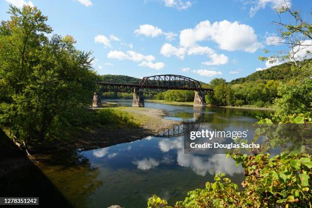 railroad truss bridge over the river bend - rivière allegheny photos et images de collection