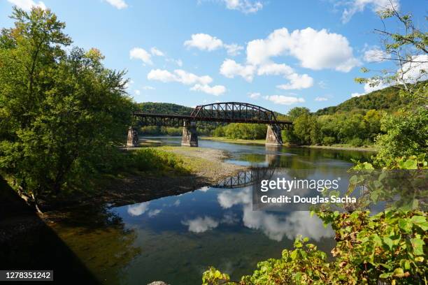 railroad truss bridge over the river bend - allegheny river stock pictures, royalty-free photos & images