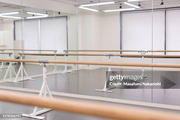 unmanned ballet studio in the mirror with ballet lesson bar. - bars stockfoto's en -beelden