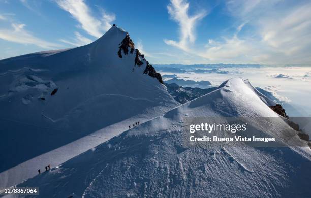 climbers on a snowy ridge - monte rosa fotografías e imágenes de stock