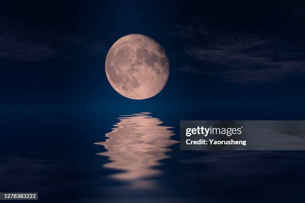 moon rise and reflection on the ocean - moonlight stock-fotos und bilder