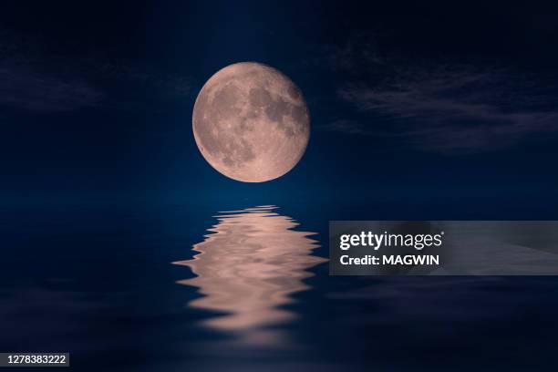 moon rise and reflection on the ocean - moon-reflection-on-water stock pictures, royalty-free photos & images