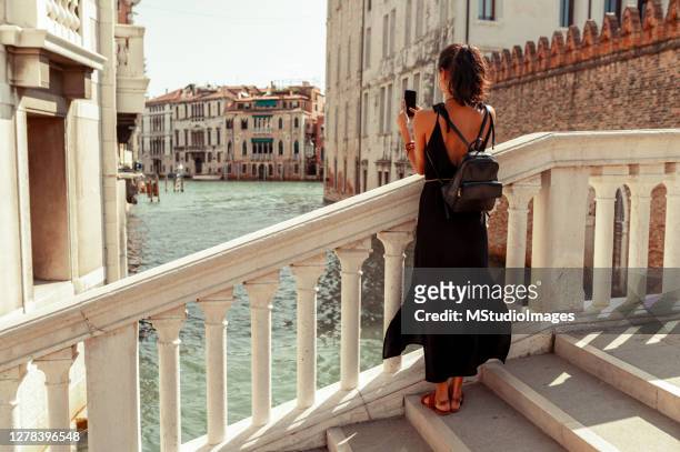ung turist njuter venedig - venetian bildbanksfoton och bilder
