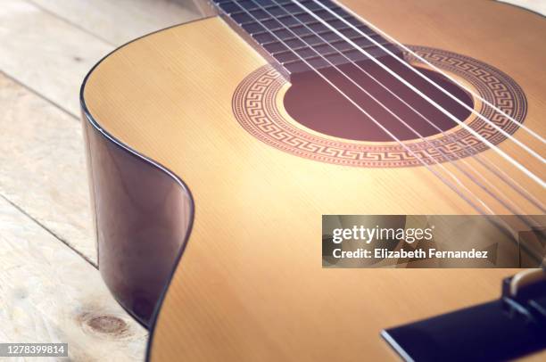 classical guitar on wooden background - instrumento-de-corda imagens e fotografias de stock