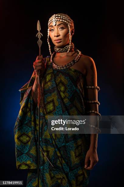 retrato de la hermosa mujer reina del este africano - a beautiful masai woman fotografías e imágenes de stock