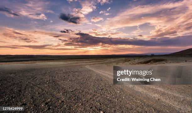 road - wilderness photos et images de collection