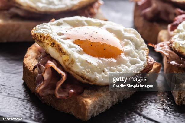 eggs and roasted bacon on toast bread, breakfast. - bacon and eggs stock-fotos und bilder