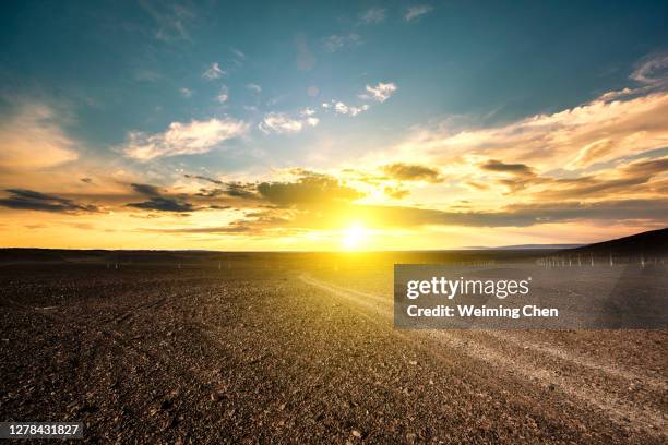 road - horizon over land stockfoto's en -beelden