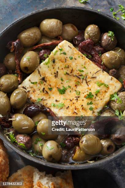 feta al horno con aceitunas, ajo y tomates secos al sol - kalamata olive fotografías e imágenes de stock