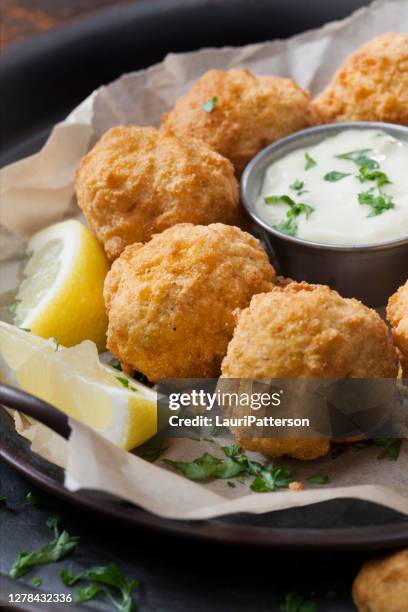 cuccioli di silenzio con un tuffo cremoso - hush puppy foto e immagini stock