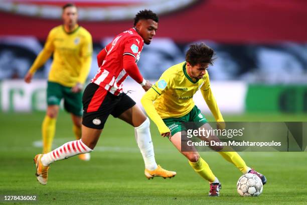 Donyell Malen of PSV battles for the ball with George Cox of Fortuna Sittard during the Dutch Eredivisie match between PSV Eindhoven and Fortuna...