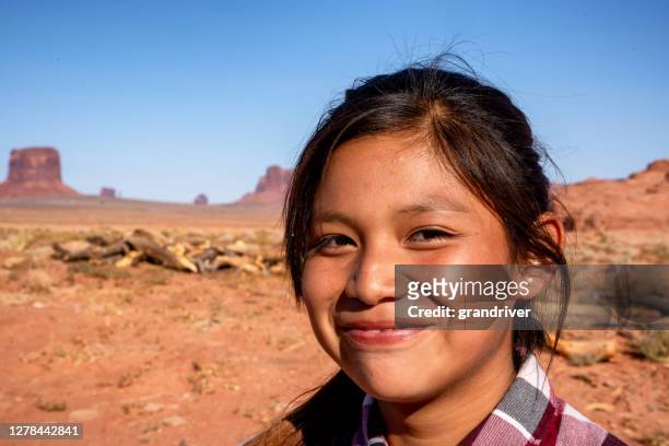 outdoor portrait eines schönen navajo native american indian girl in der nördlichen arizona wüste auf dem monument valley indian reservation - indian beautiful girls stock-fotos und bilder