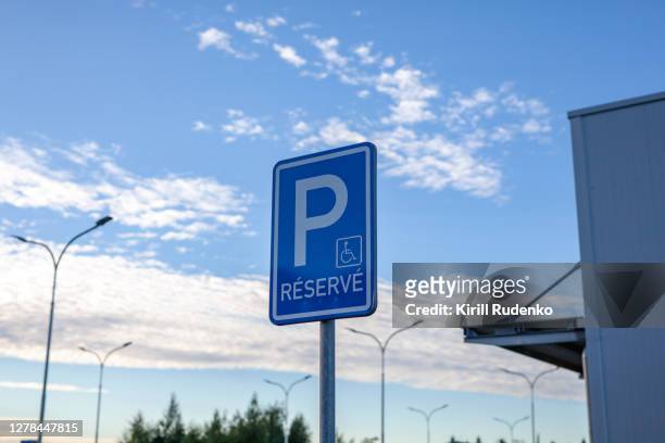 accessible parking road sign - sia - fotografias e filmes do acervo