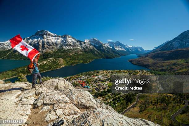 waterton lakes national park en mens met canada vlag - flag canada stockfoto's en -beelden