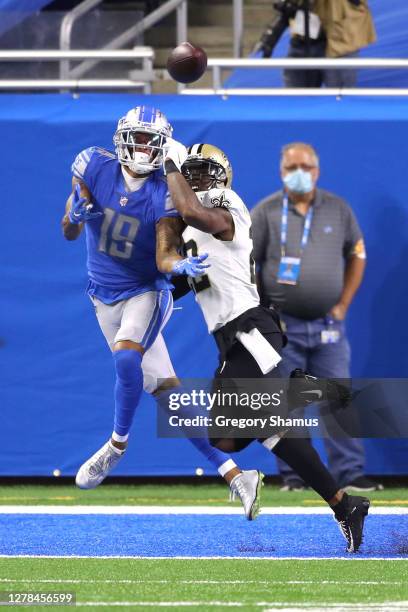 Kenny Golladay of the Detroit Lions catches a first quarter touchdown in front of Chauncey Gardner-Johnson of the New Orleans Saints at Ford Field on...