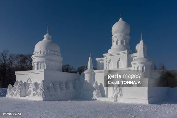 ice sculpture at harbin international ice and snow festival - harbin winter - fotografias e filmes do acervo