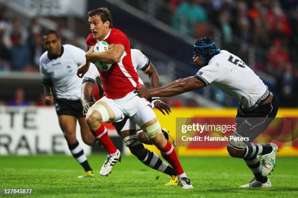 Sam Warburton of Wales breaks with the ball during the IRB Rugby World Cup Pool D match between Wales and Fiji at Waikato Stadium on October 2, 2011...