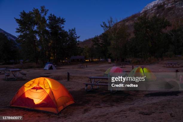 tenten bij waterton lakes national park, alberta, canada - waterton lakes national park stockfoto's en -beelden