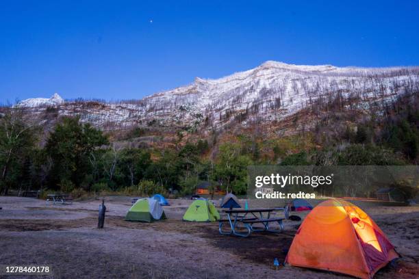 tenten bij waterton lakes national park, alberta, canada - waterton lakes national park stockfoto's en -beelden