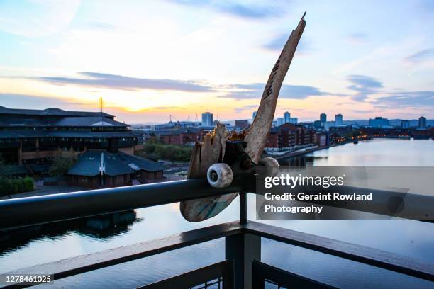 urban wales - broken skateboard stockfoto's en -beelden