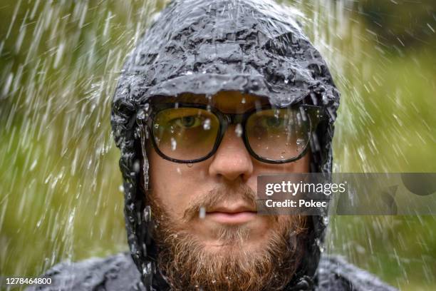 tijdens het fotograferen begon het te regenen met het model - man with umbrella stockfoto's en -beelden